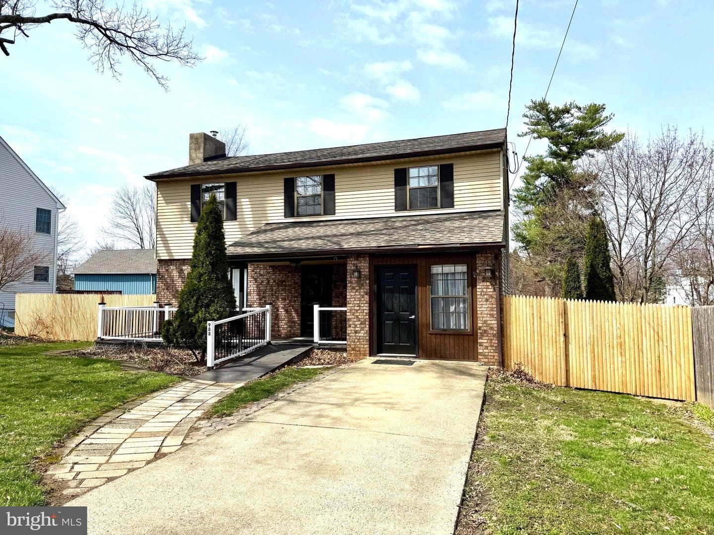 988 Baxter Avenue photo 2