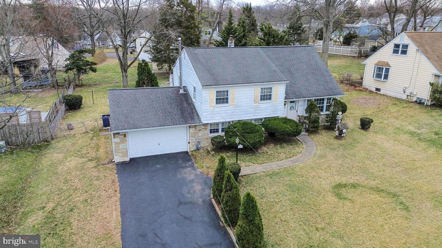 220 Hampshire Drive photo 2