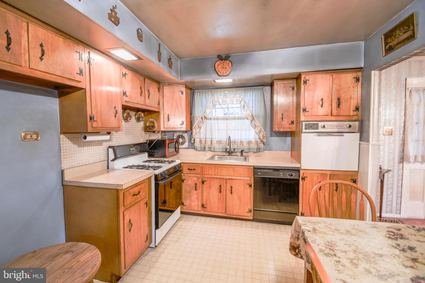 220 Hampshire Drive photo 8