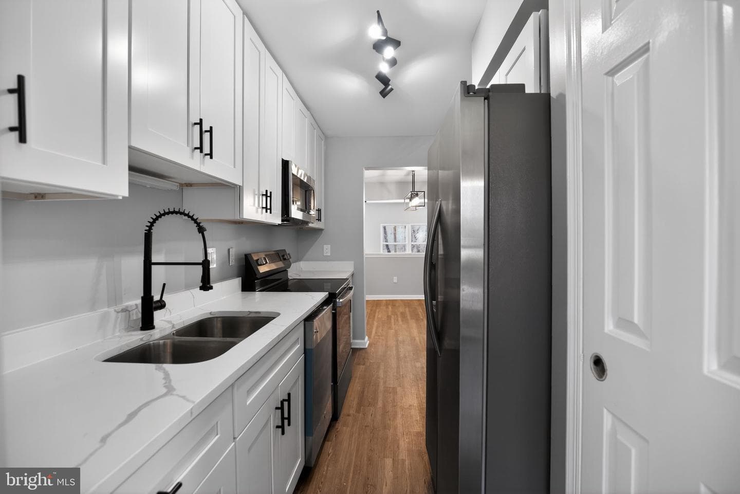 9 E Ridge Mews photo 3