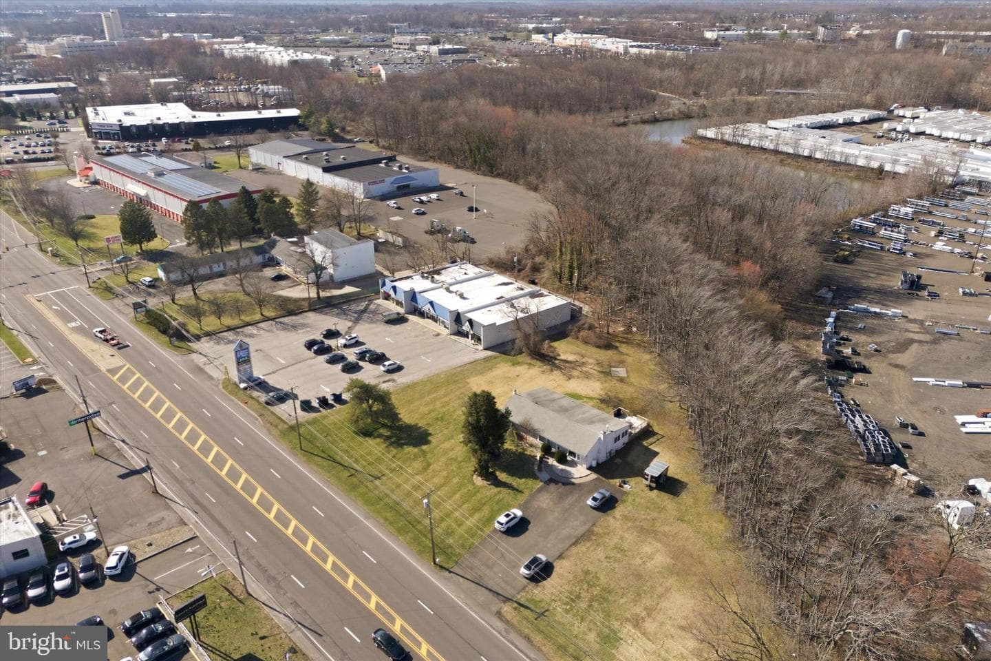 211 Lincoln Highway photo 3