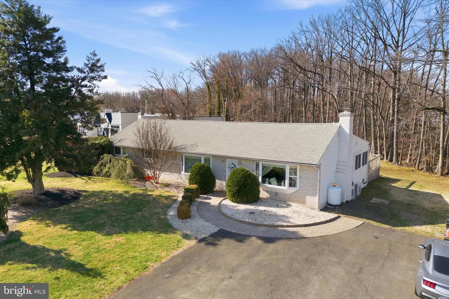 211 Lincoln Highway photo 8
