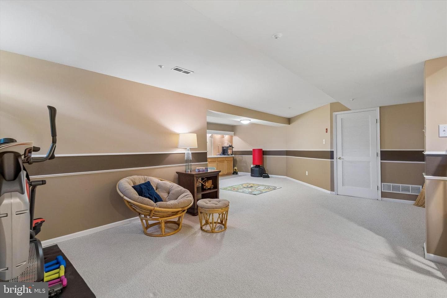 602 Bellflower Boulevard photo 29