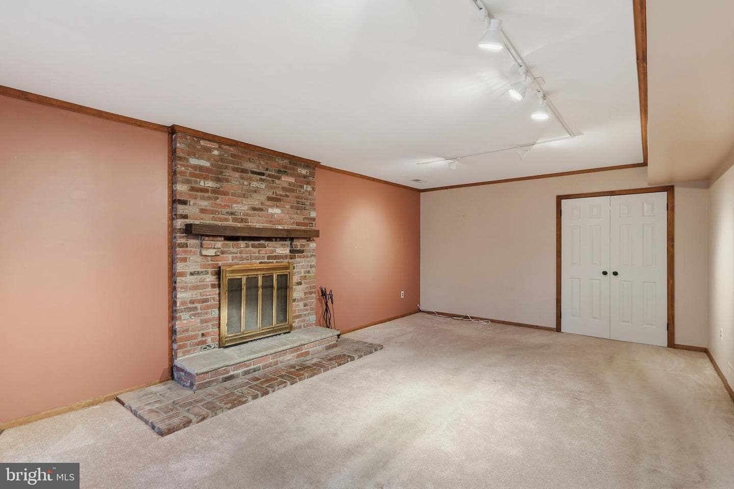 10 W Elizabeth Lane photo 3