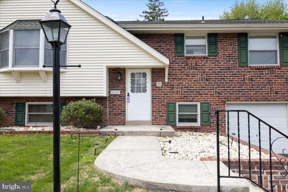 872 Mustang Road photo 2