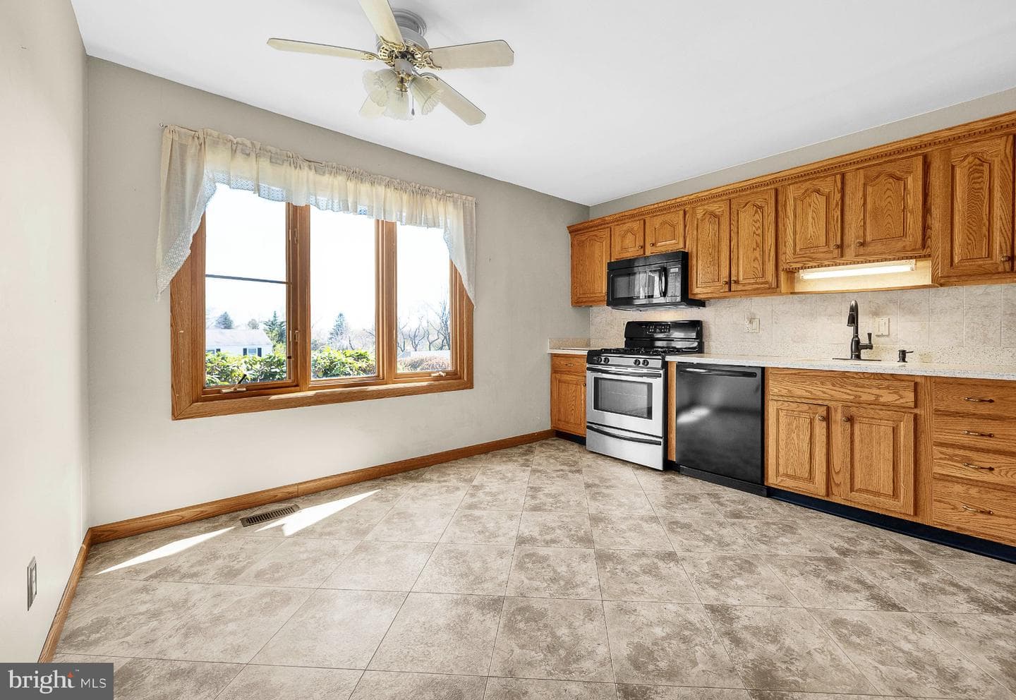 2533 Skyview photo 32