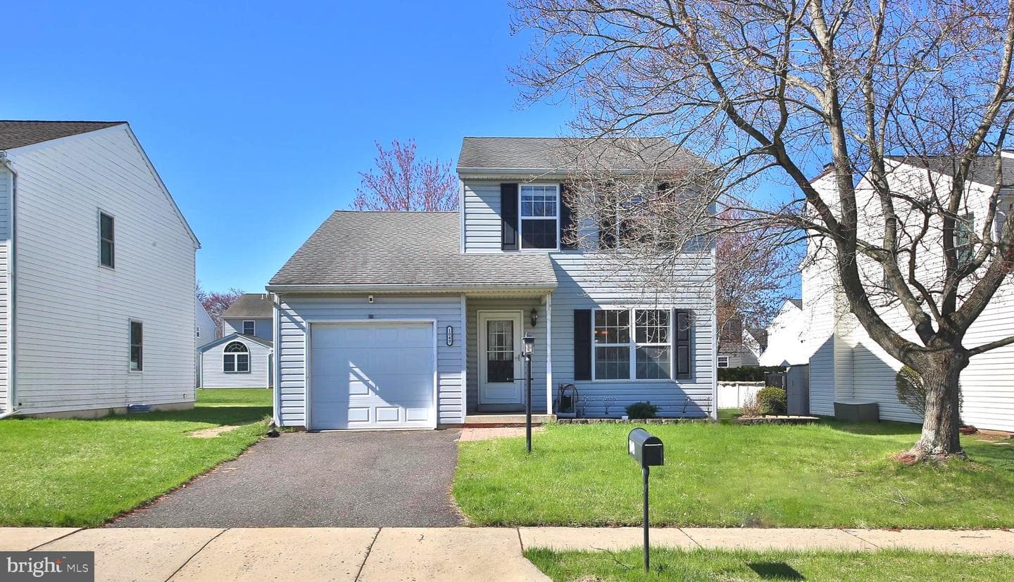 1049 Deerfield Circle photo 2