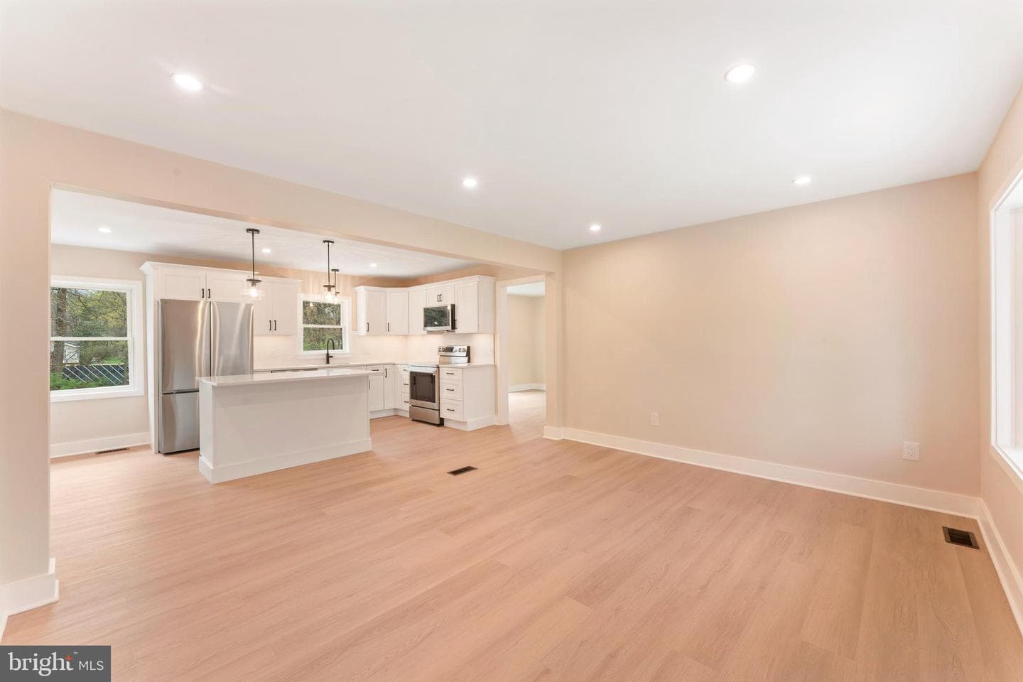 528 W Maple Avenue photo 9