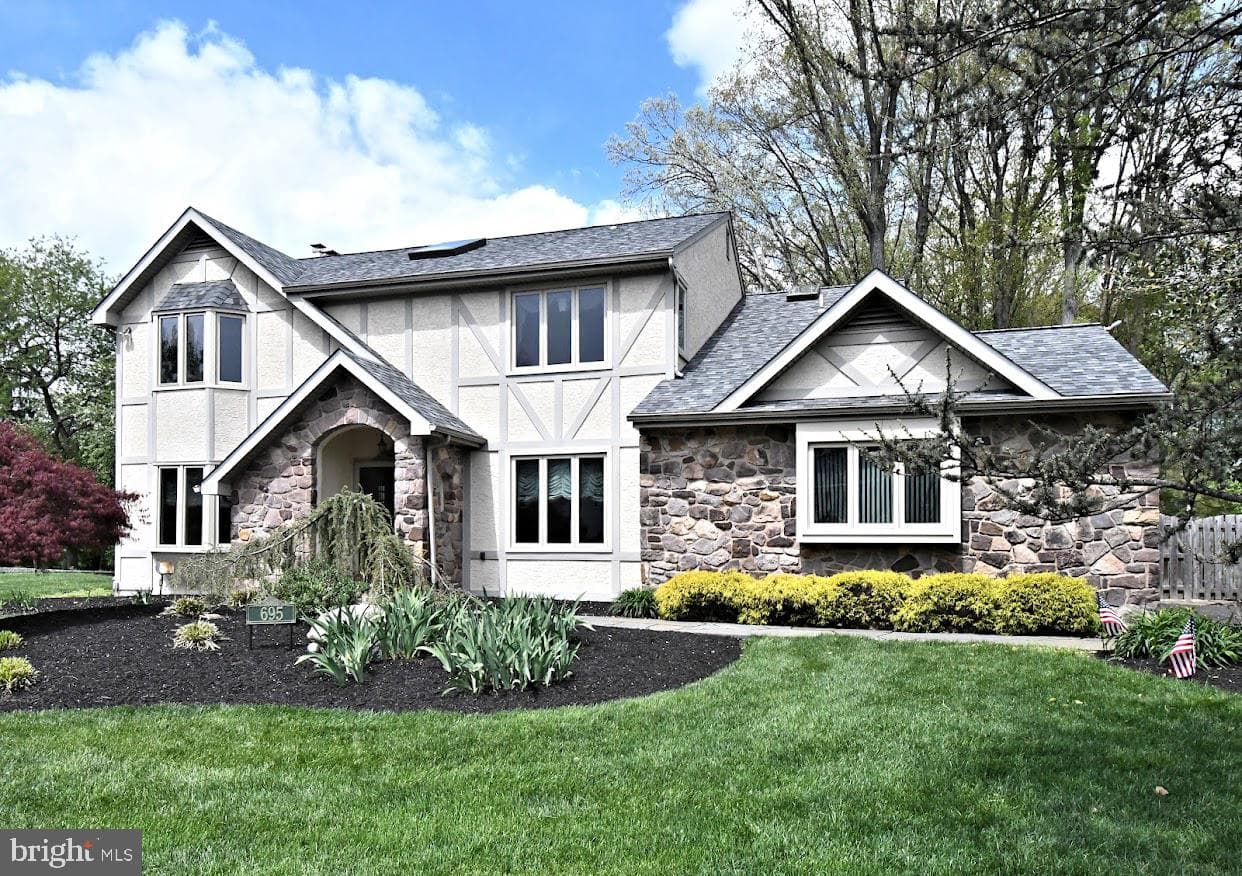 695 Friar Drive photo 2