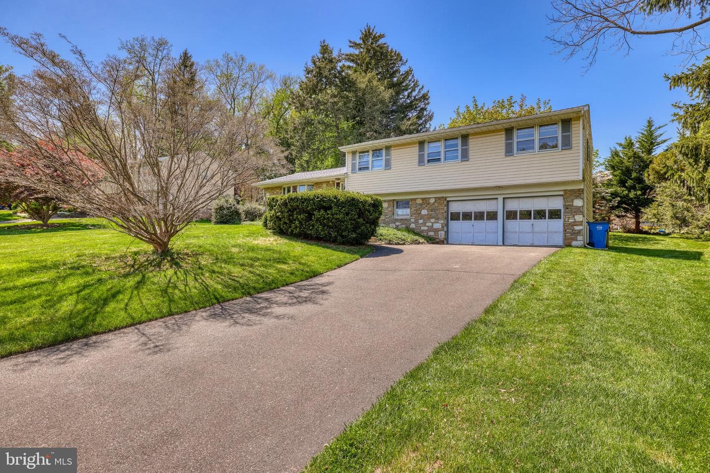 2323 Lakeview Drive photo 2