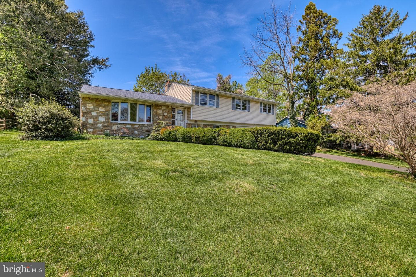 2323 Lakeview Drive photo 3