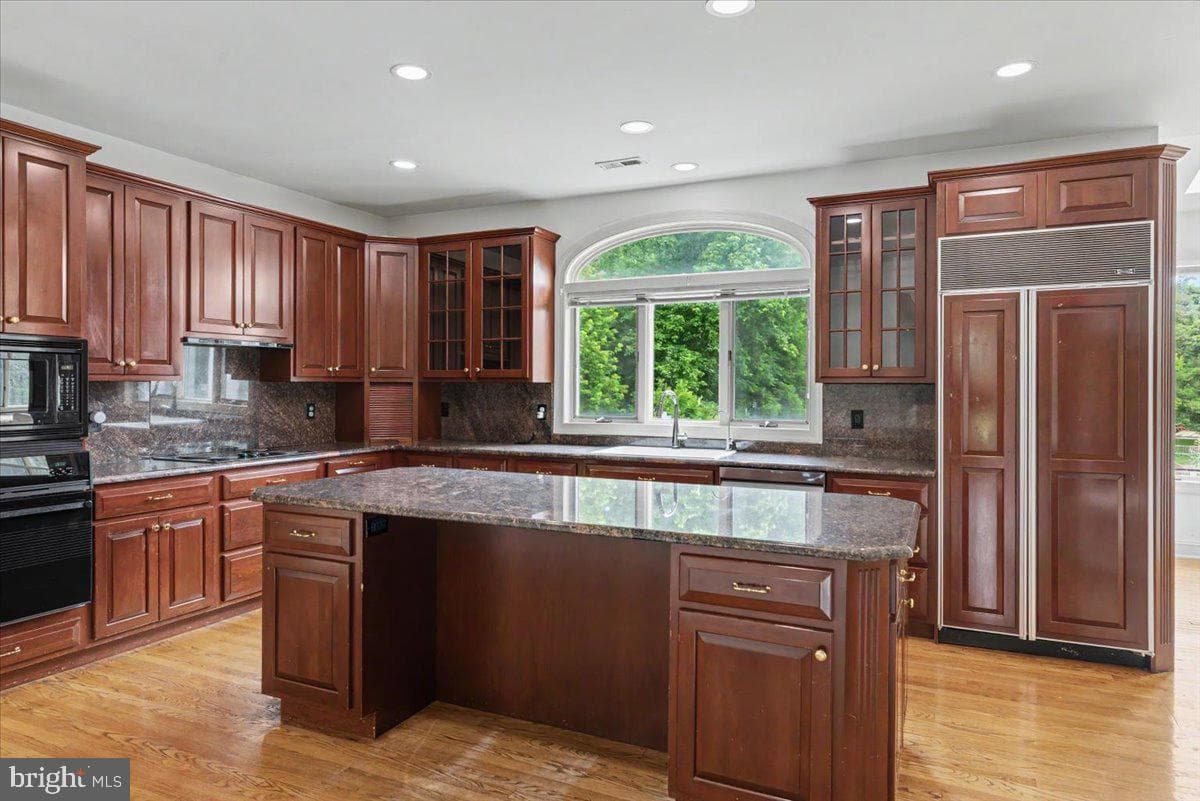 1558 River Road photo 10
