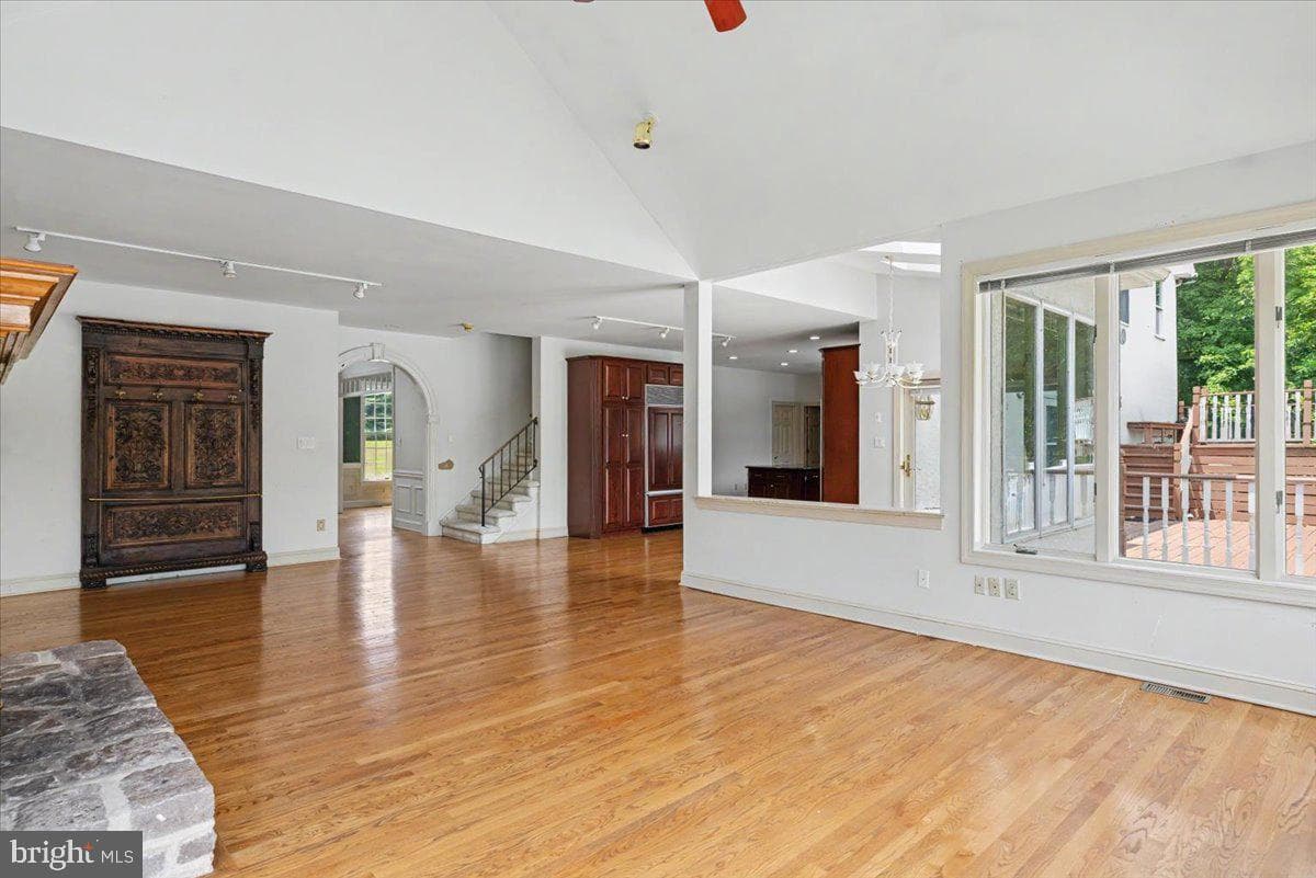 1558 River Road photo 20