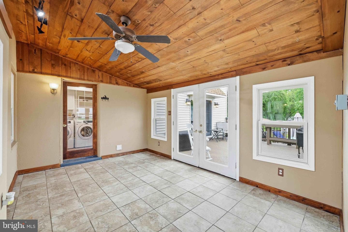 370 Maple Avenue photo 6