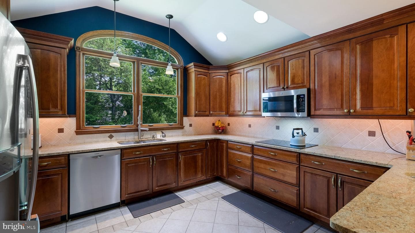 1270 Oxford Valley Road photo 12