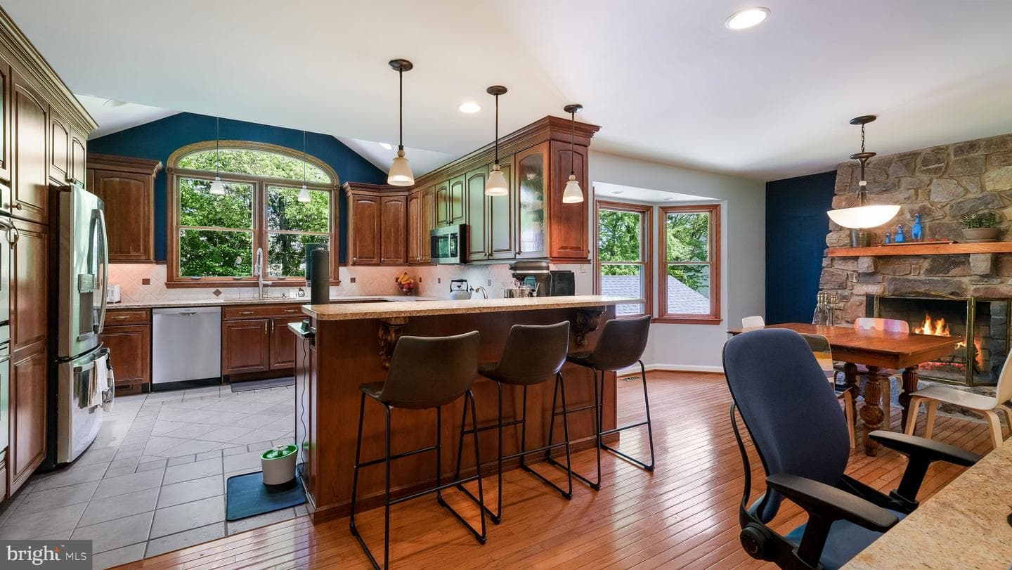 1270 Oxford Valley Road photo 15