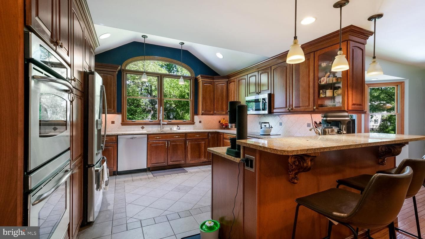 1270 Oxford Valley Road photo 16
