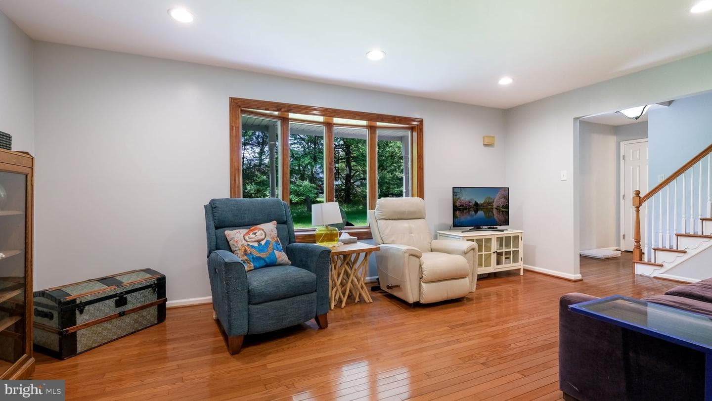 1270 Oxford Valley Road photo 8