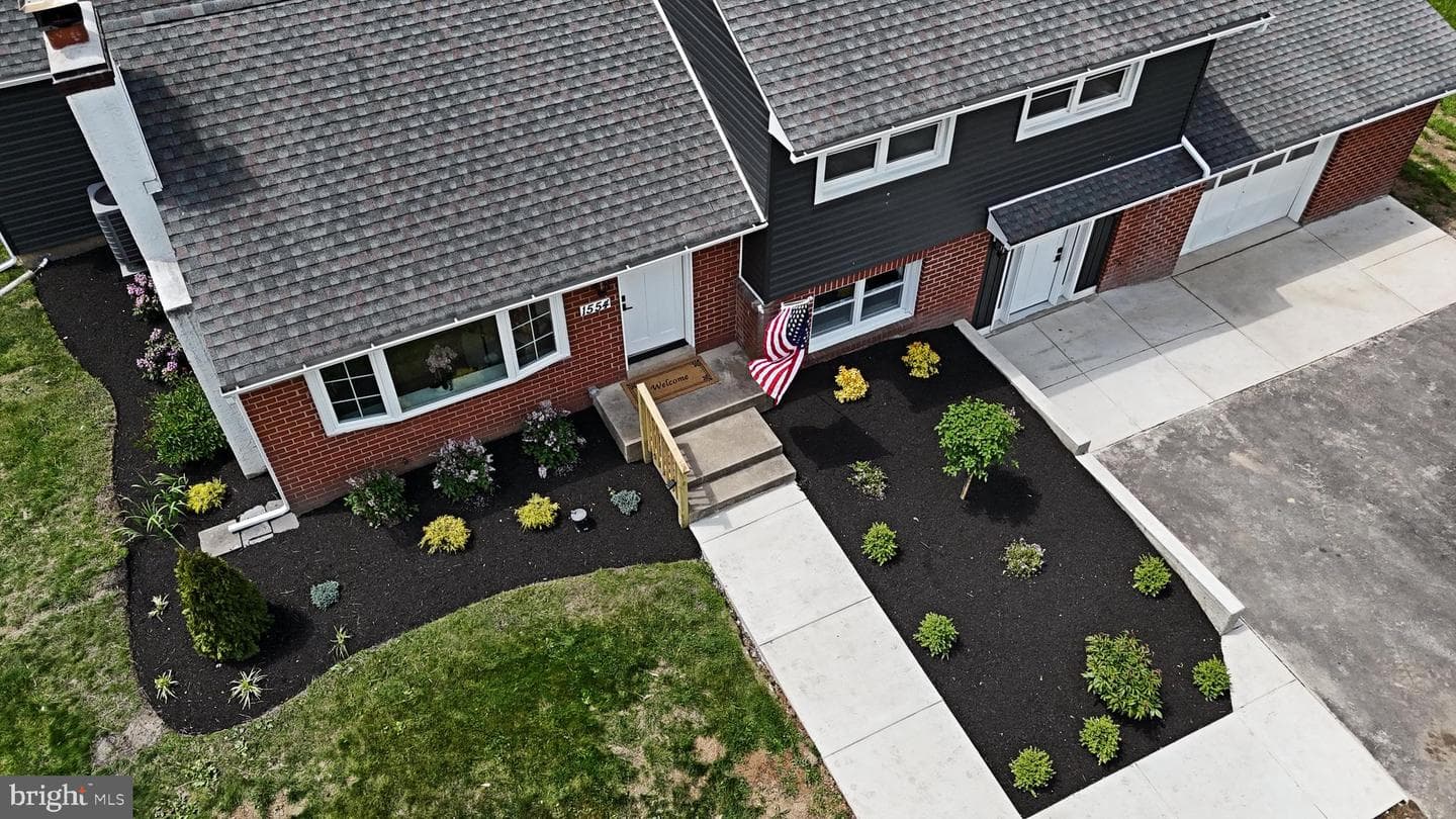 1554 Park Drive photo 2