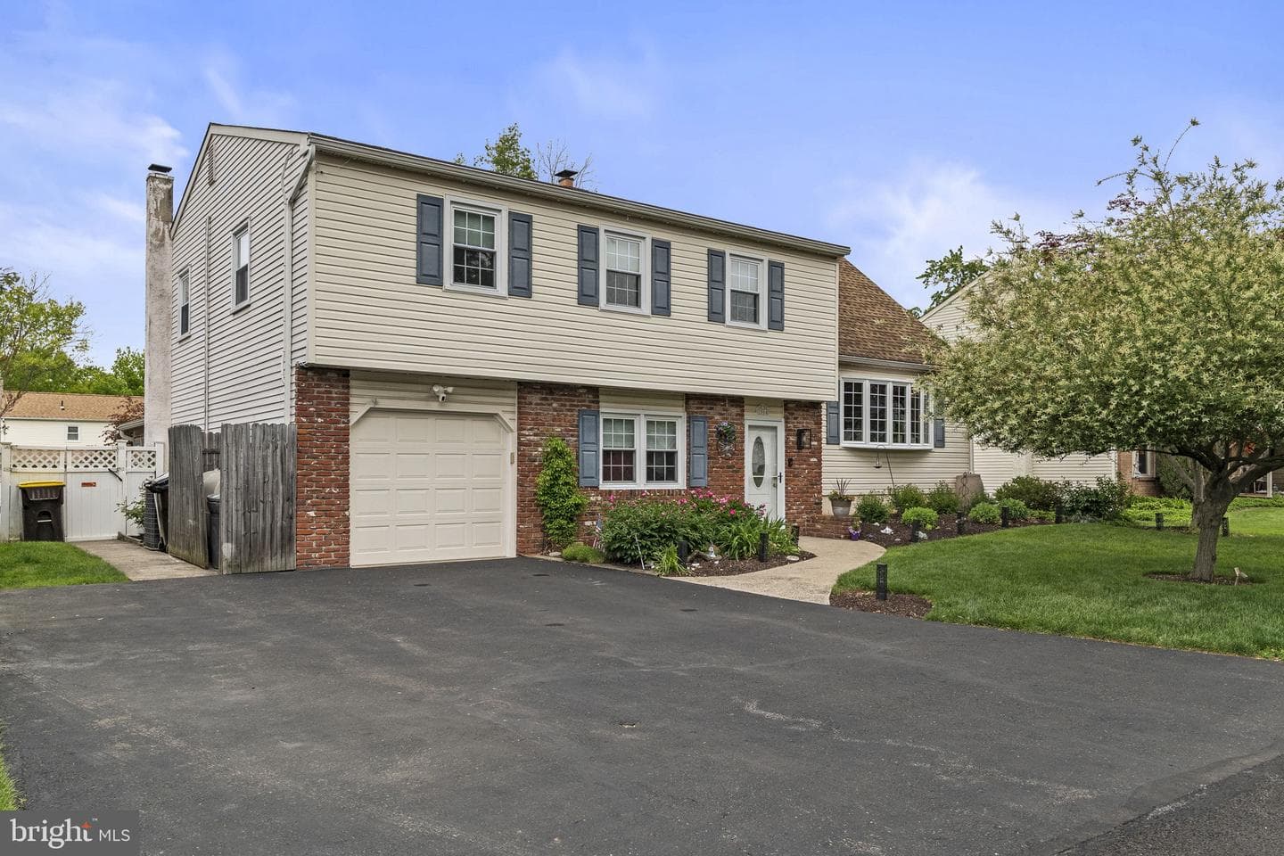 1064 Lincoln photo 2
