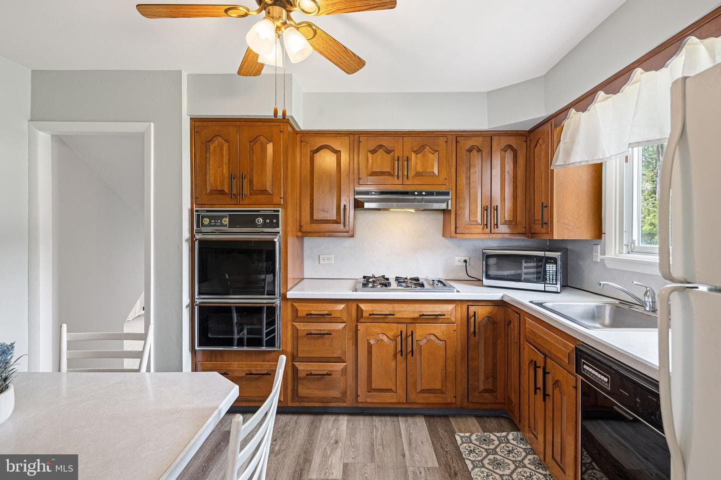 282 Henry Avenue photo 7
