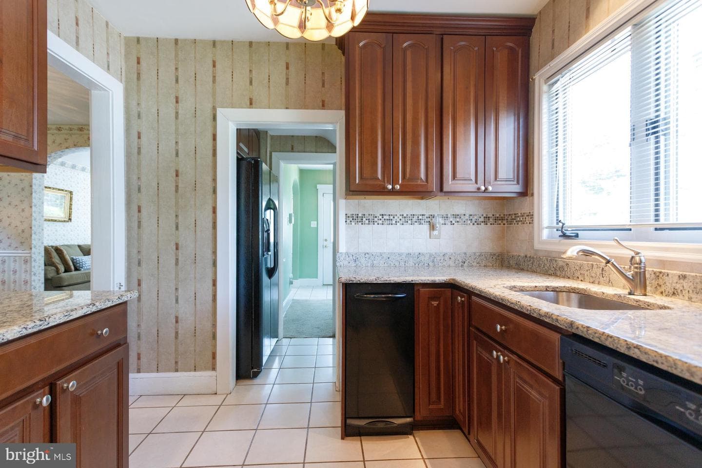 561 Bellevue Avenue photo 11