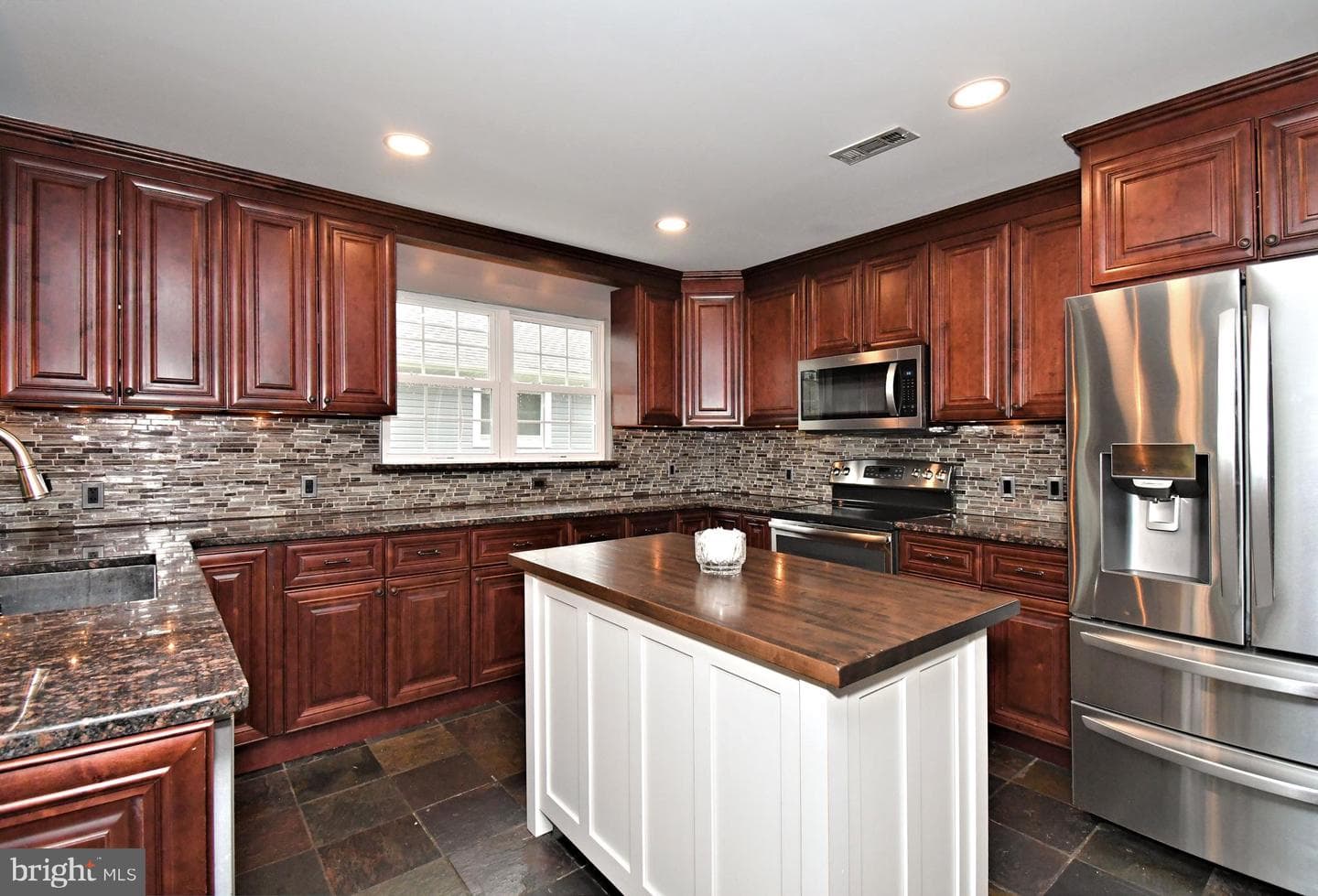 438 Quincy Avenue photo 11