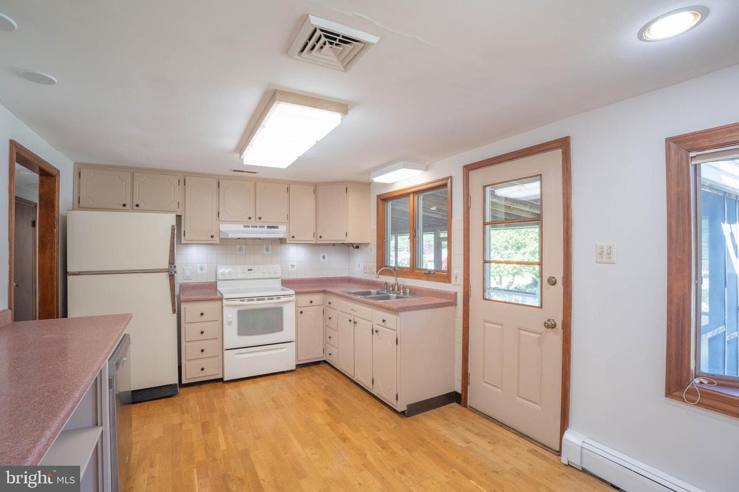 2022 Herrick Avenue photo 17