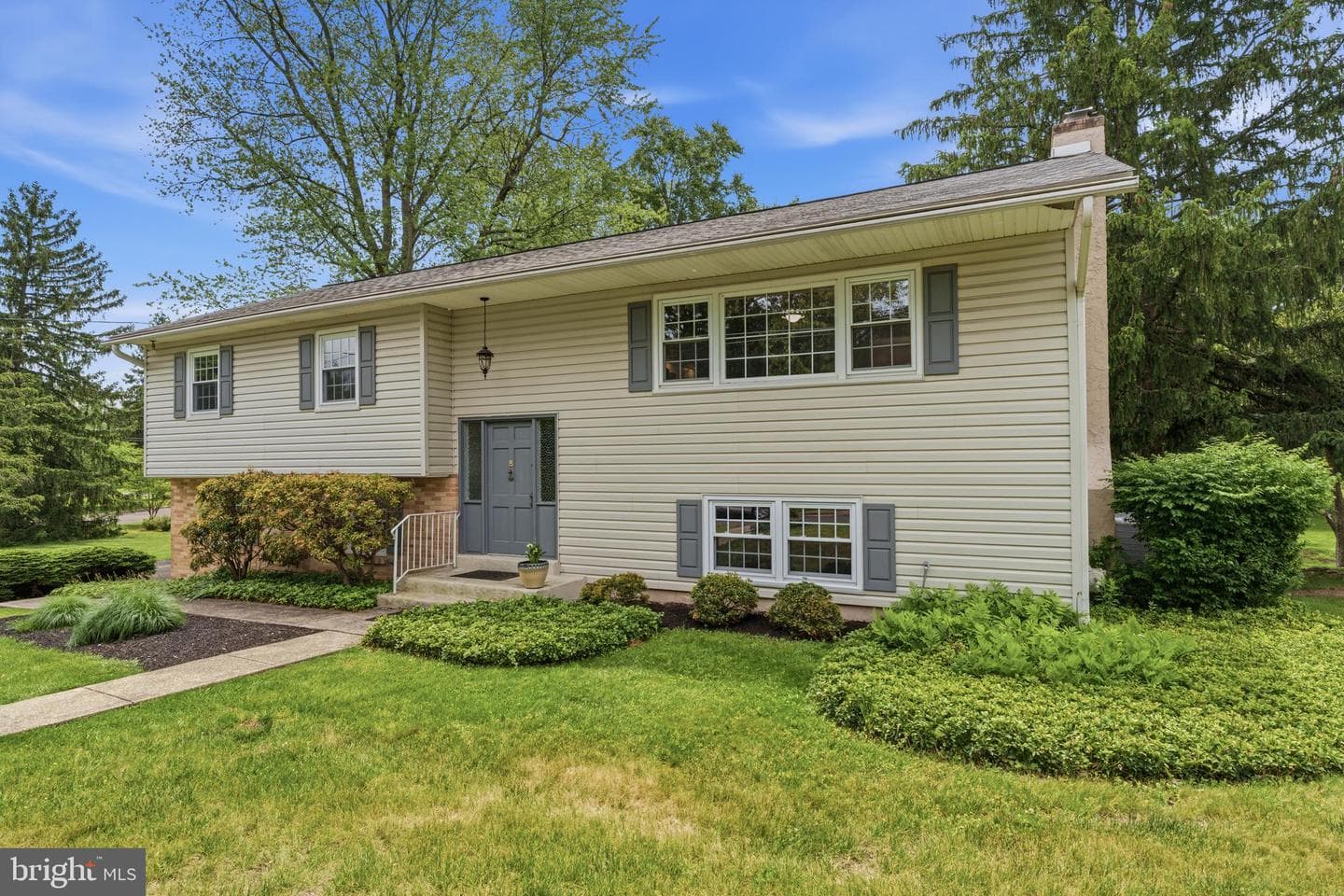 1198 Strathmann Drive photo 3