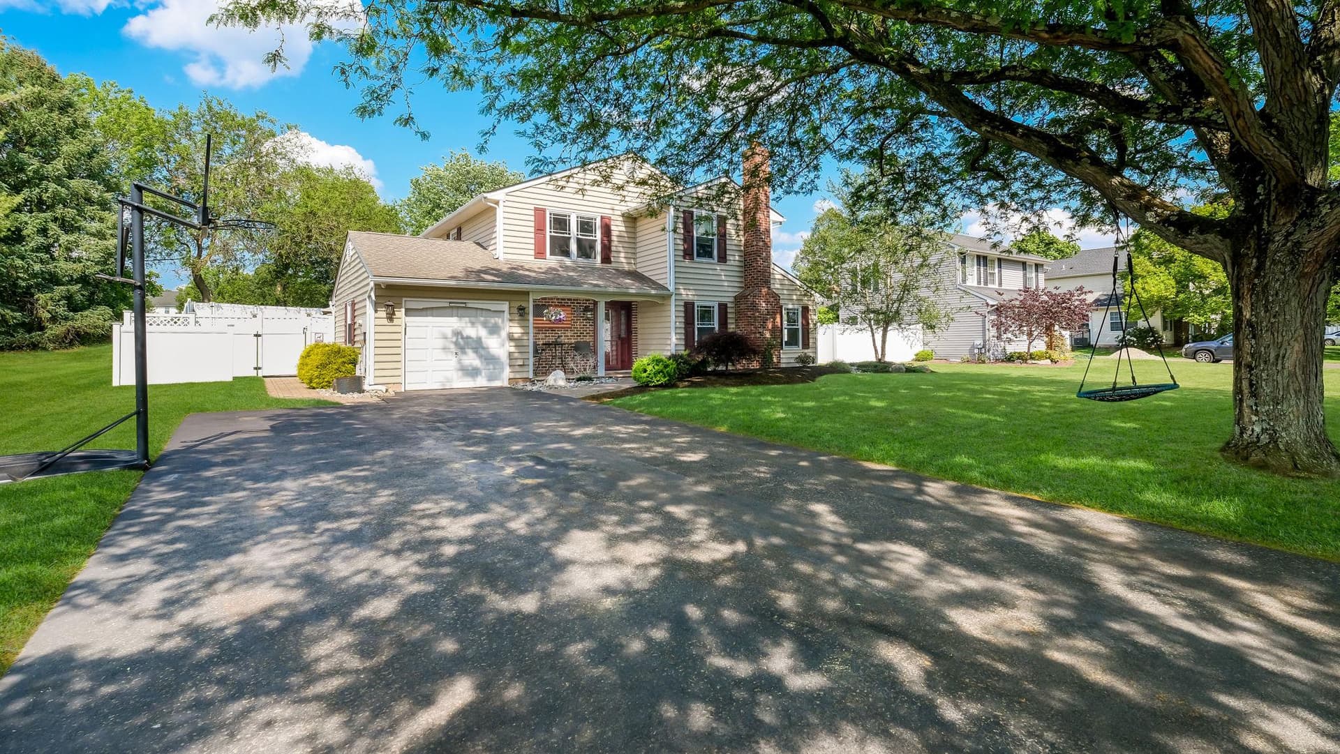 239 Burgundy Lane photo 3