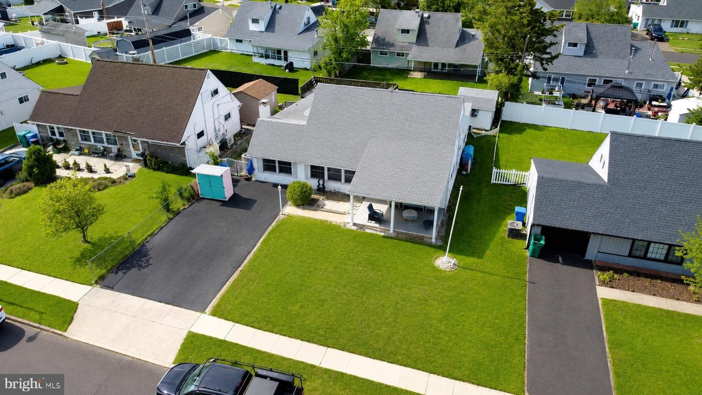 31 Micahill Road, Levittown
