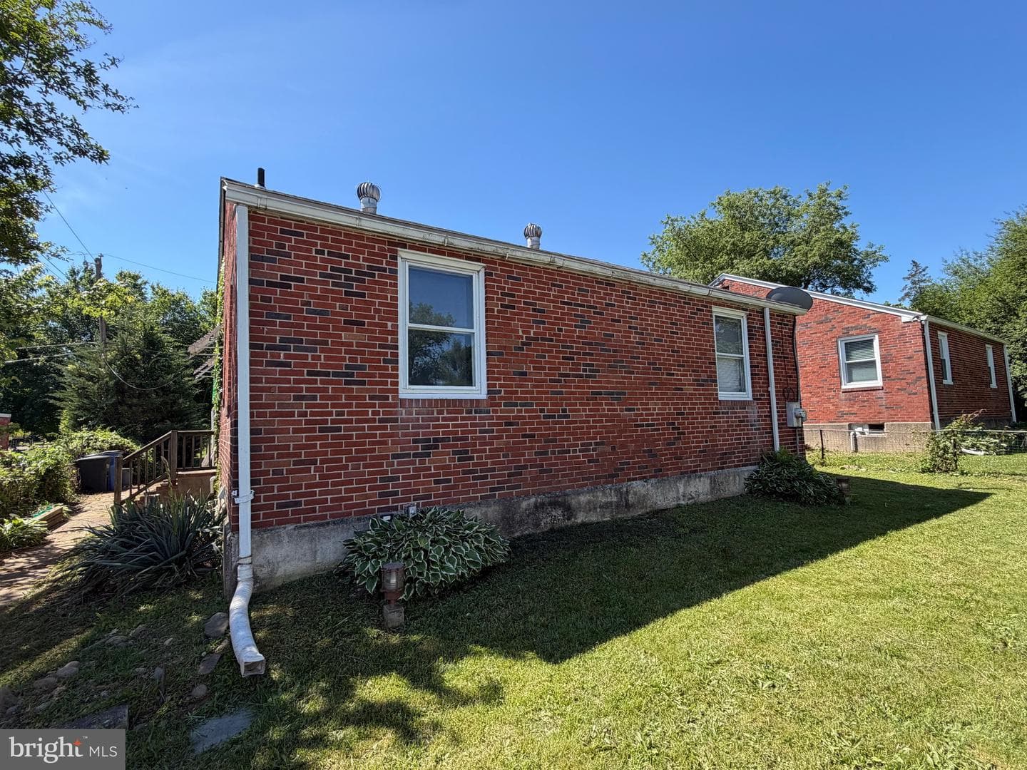 1110 Emerson Lane photo 4