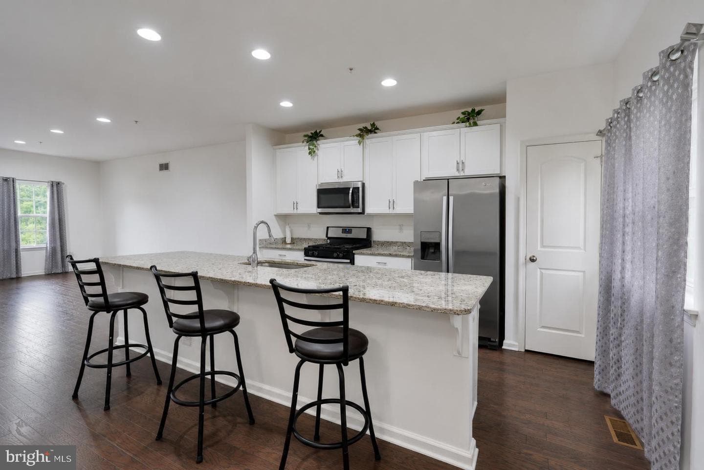 102 Master Ave photo 7