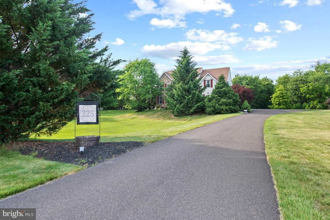 225 Tollgate Road photo 2