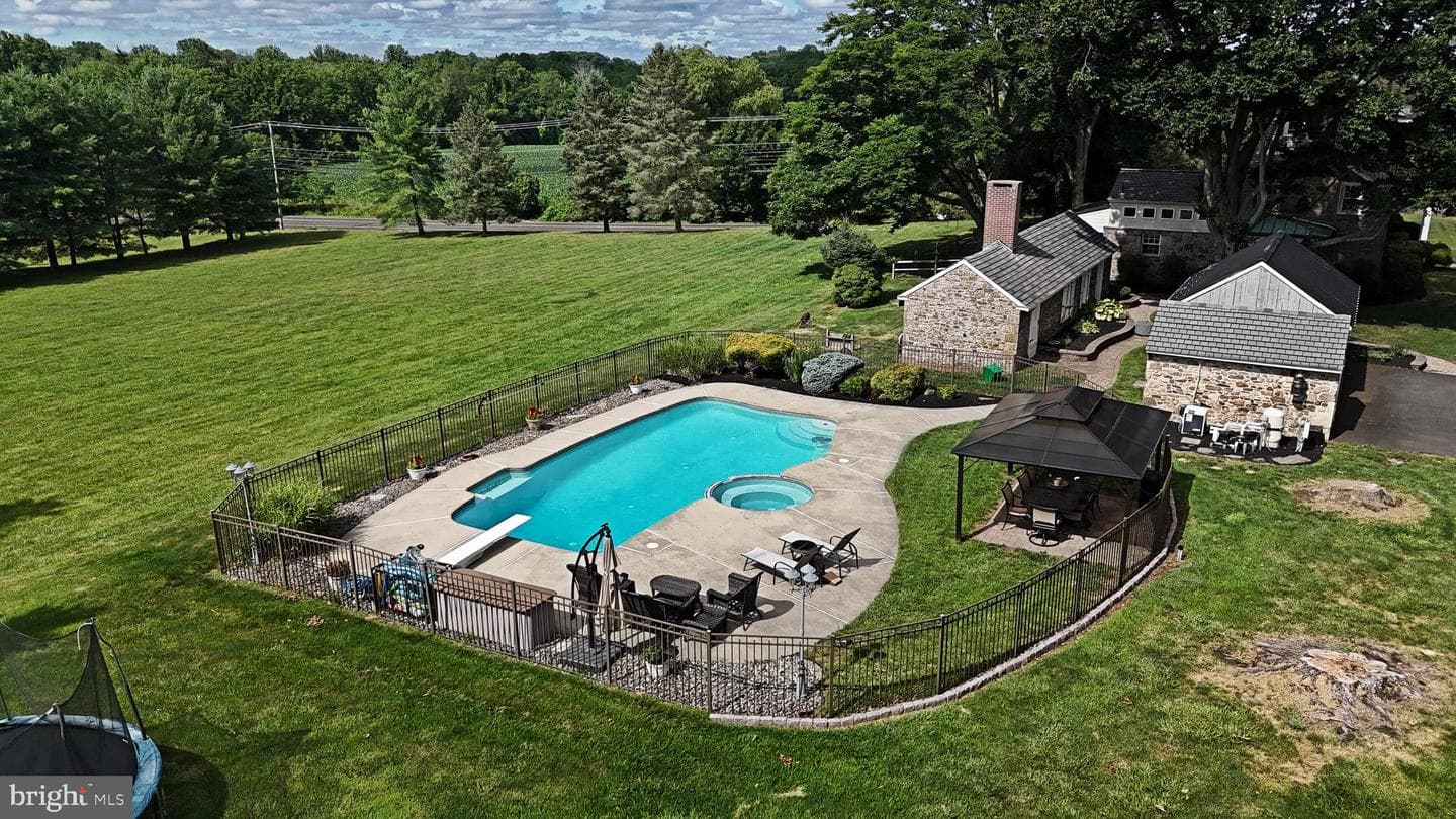 381 Holland Road photo 62