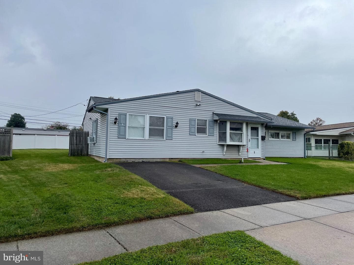 3 Lilac Ln, Levittown