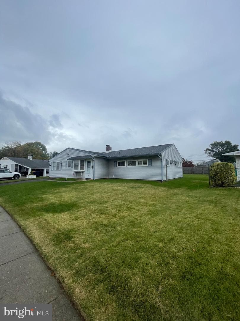3 Lilac Ln, Levittown
