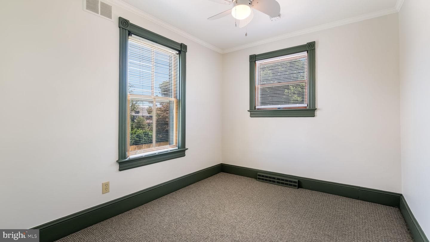 132 E Marshall Avenue photo 20