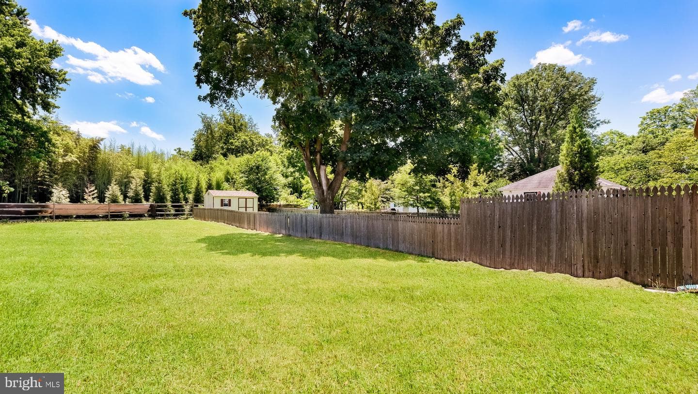 132 E Marshall Avenue photo 28