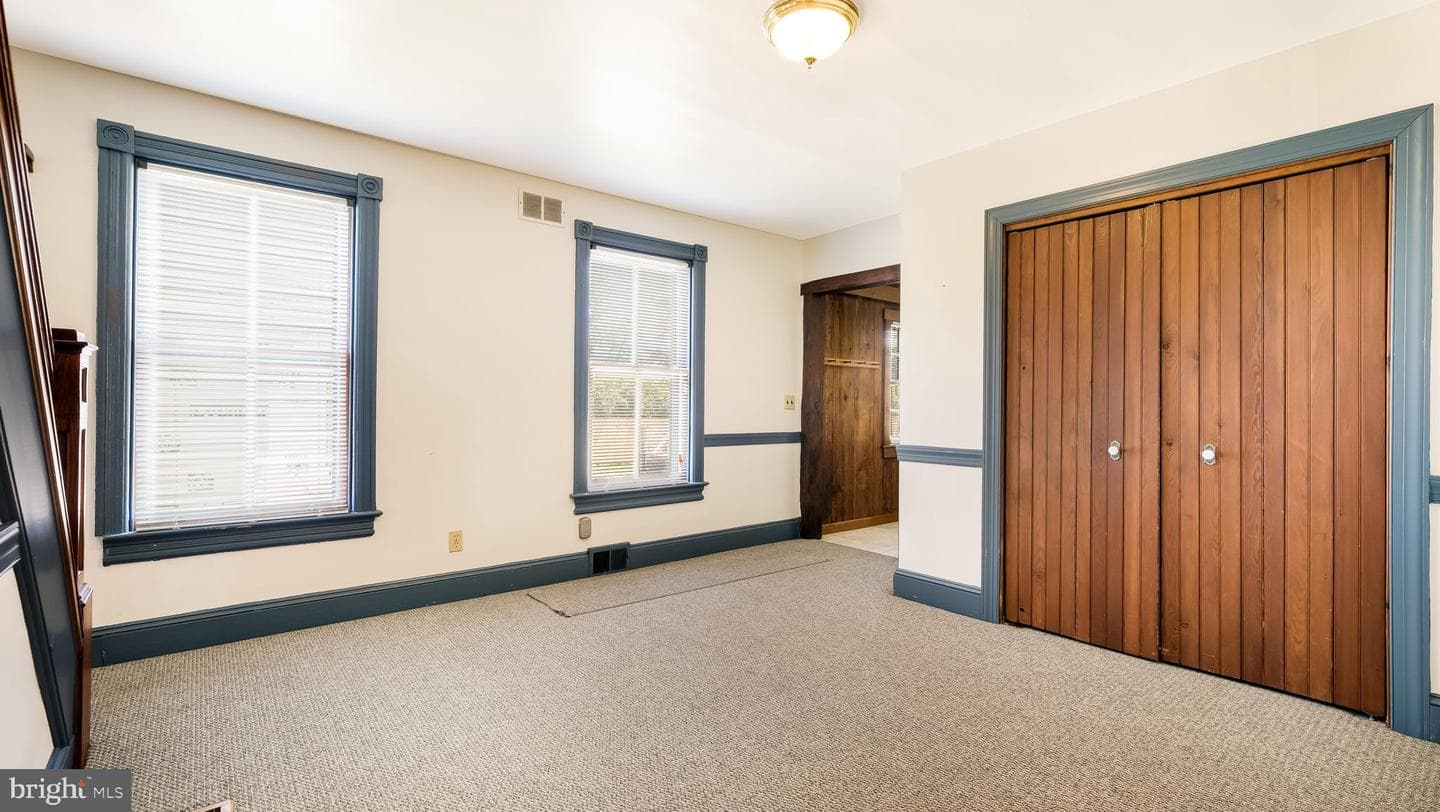 132 E Marshall Avenue photo 9