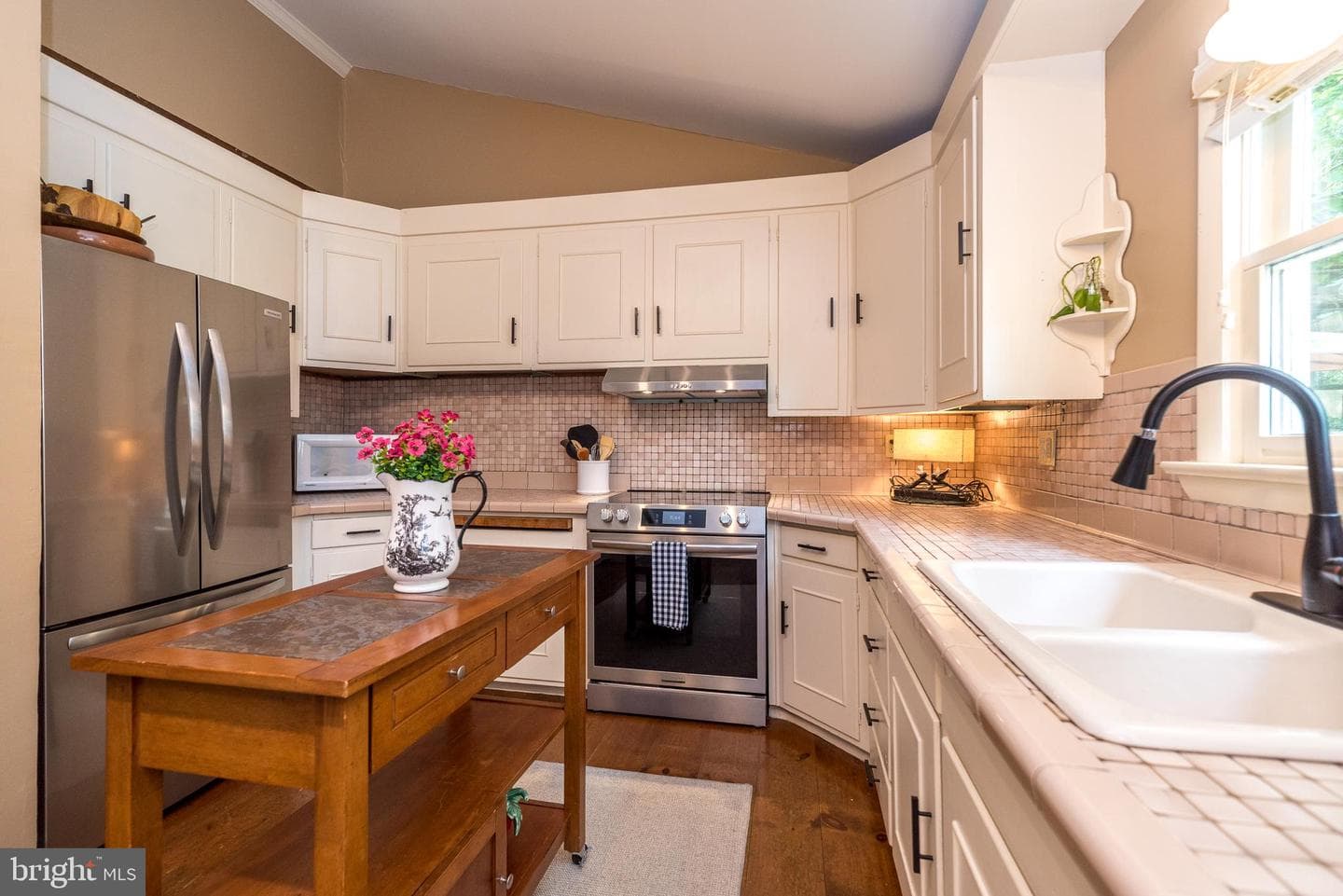 65 Mathews Avenue photo 24