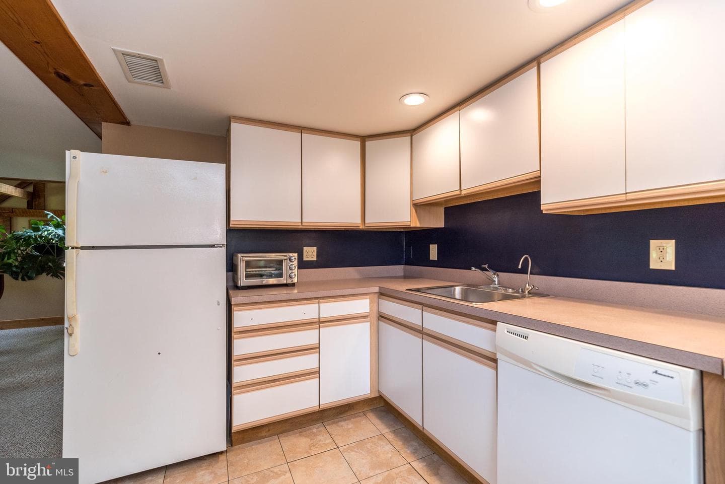 65 Mathews Avenue photo 64