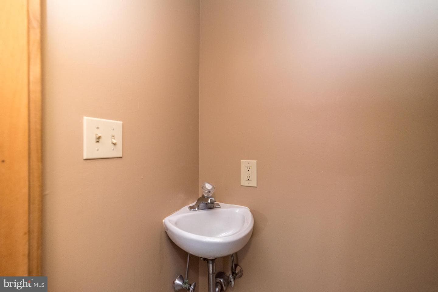 65 Mathews Avenue photo 73
