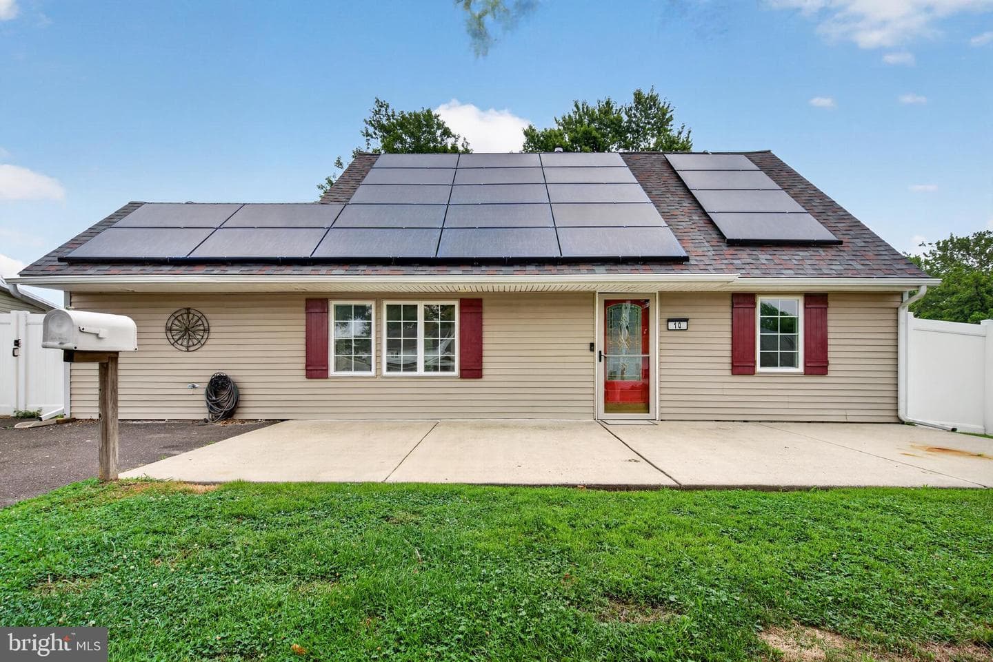 10 Indian Red Road, Levittown