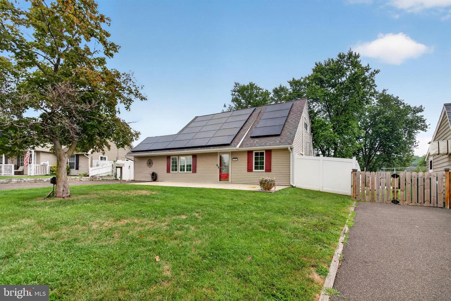 10 Indian Red Road, Levittown