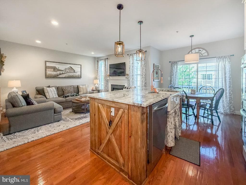 2410 Rosemont Terrace photo 9