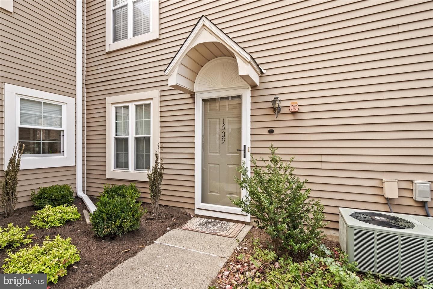 1609 Society Place photo 4