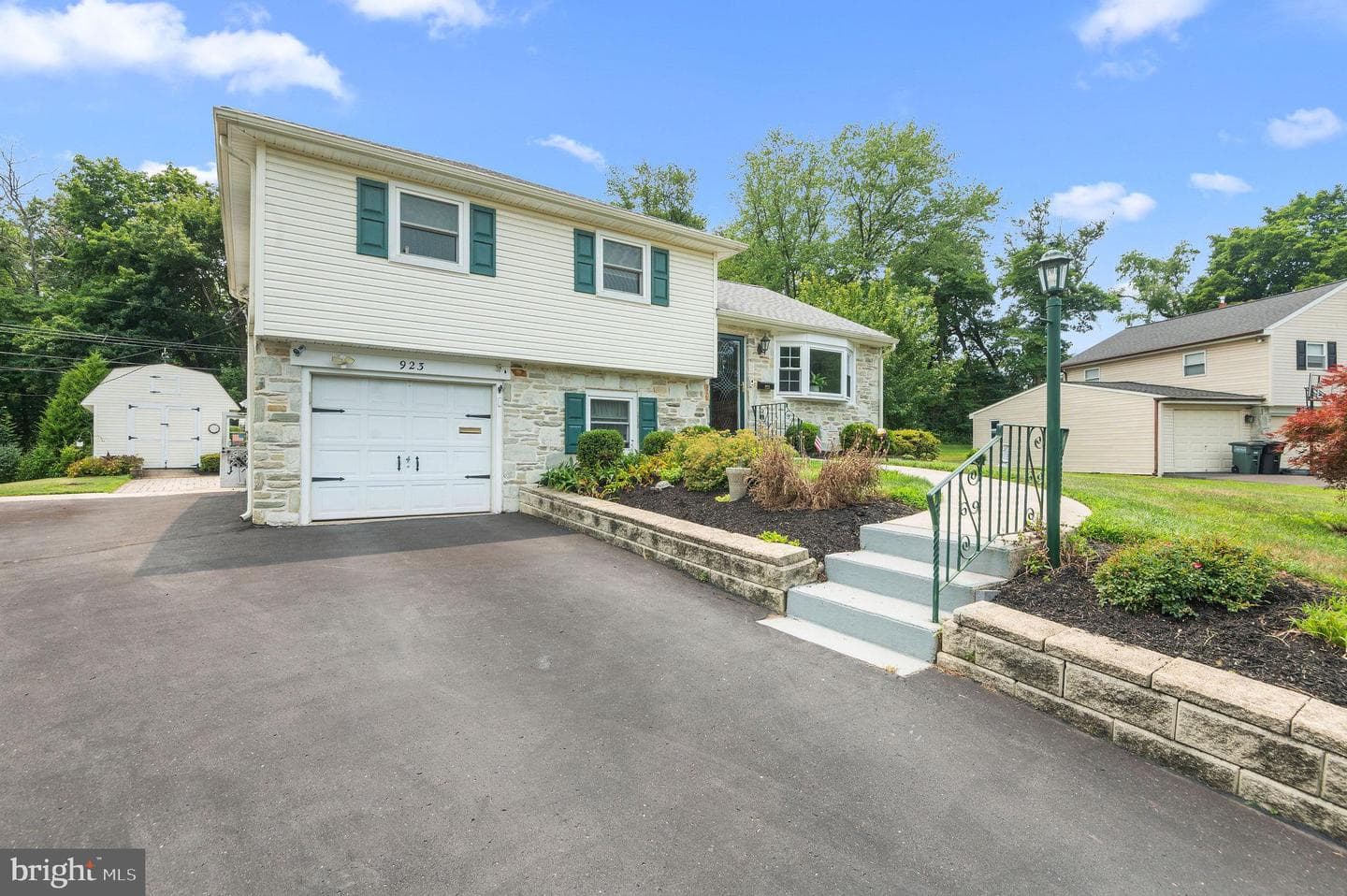 923 Carlin Drive, Southampton