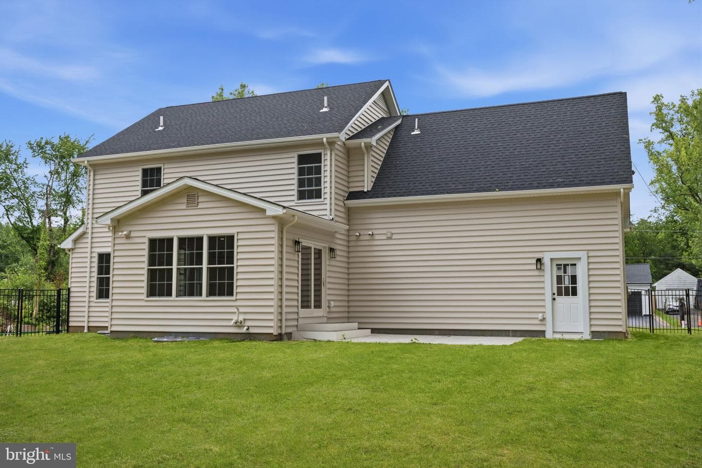 151 E Highland Avenue photo 37