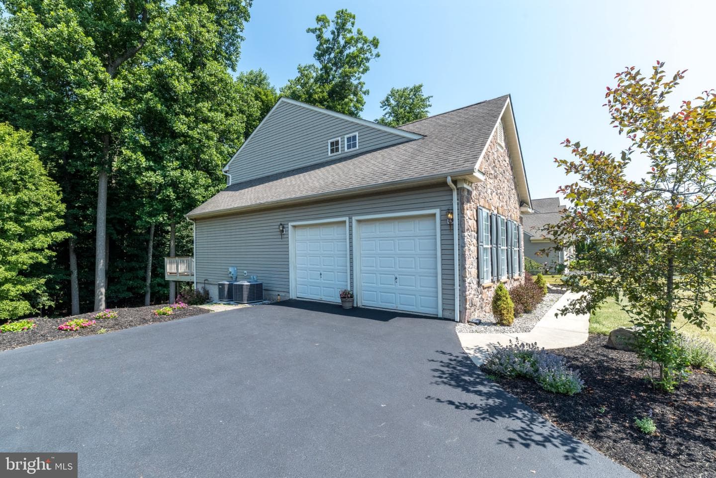 1876 Sycamore Drive photo 5
